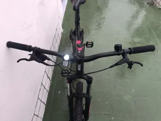 Bicicleta Rockrider negra y roja