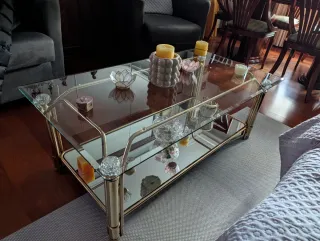 Mesa centro cristal y metal dorado