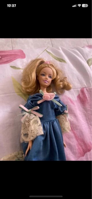 Bambola vintage con abito blu e pizzo