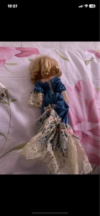 Bambola vintage con abito blu e pizzo