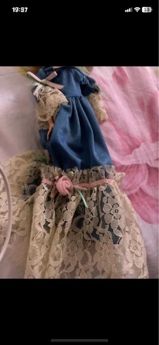 Bambola vintage con abito blu e pizzo