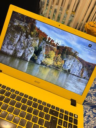 Acer Aspire E5 Laptop Negra y Amarilla