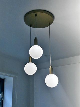 Lámpara de techo colgante dorada y blanca