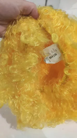 Peluca rizada corta amarilla