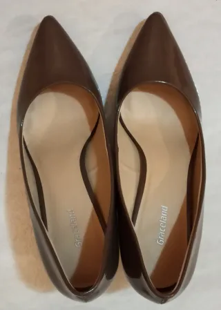 Décolleté marrone in vernice, tacco medio