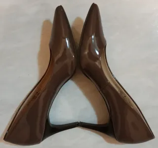 Décolleté marrone in vernice, tacco medio