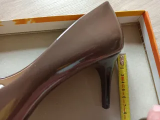 Décolleté marrone in vernice, tacco medio