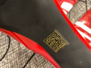 Botas rojas de tacón con detalles blancos