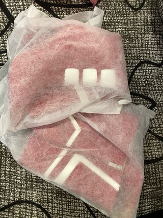 Botas rojas de tacón con detalles blancos