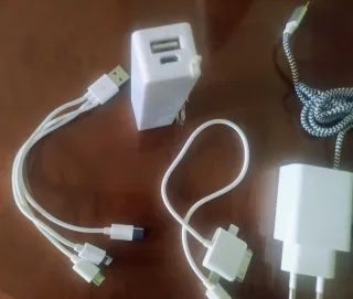 Conjunto Batería externa y 3 cables con cargador