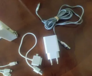 Conjunto Batería externa y 3 cables con cargador