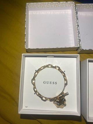 Dos pulseras Guess doradas