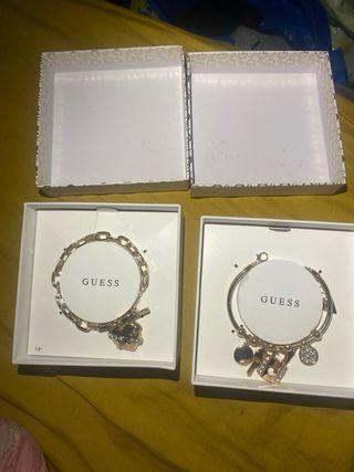 Dos pulseras Guess doradas