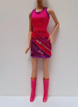 abito e stivali Barbie color fucsia