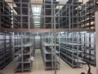 Estantería metálica gris multiusos