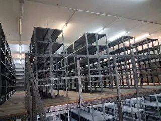 Estantería metálica gris multiusos