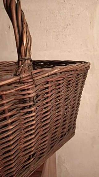 Cesto de mimbre grande con asa