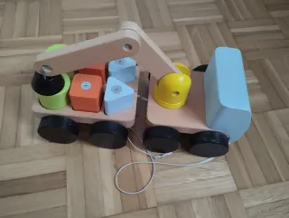 Camión grúa Ikea Mula Uppsta con bloques
