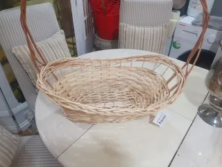 Cesta de mimbre ovalada con asas