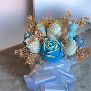 Centro floral artesanal con osito decorativo