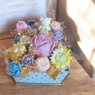 Centro floral artesanal con osito decorativo