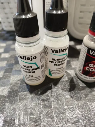 Lote Pinturas Vallejo Game Color y Barniz