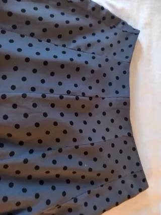 Falda Caroll gasa gris con lunares.