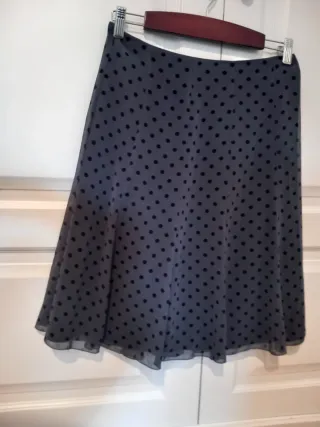 Falda Caroll gasa gris con lunares.