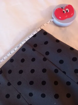 Falda Caroll gasa gris con lunares.