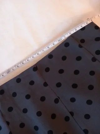 Falda Caroll gasa gris con lunares.