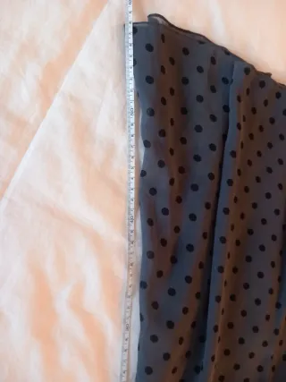 Falda Caroll gasa gris con lunares.