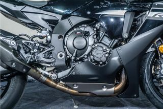 YAMAHA R1 AKRAPOVIC DE COMPETICION * PORTA CORTO * IMPECABLE *