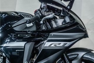 YAMAHA R1 AKRAPOVIC DE COMPETICION * PORTA CORTO * IMPECABLE *