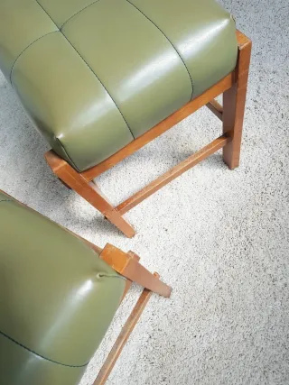 Pareja de taburetes skai / madera. Vintage, 60s.