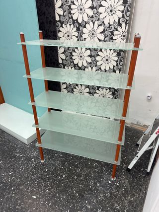 Estantería de cristal y madera