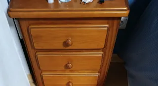 Armario y mesilla y cómoda de pino