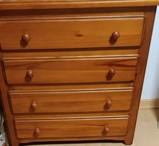 Armario y mesilla y cómoda de pino