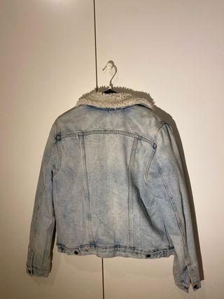 Giacca di jeans Levi's con pelo, buone condizioni.