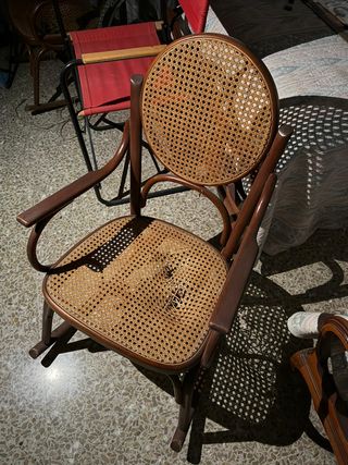 2 mecedoras de madera y ratán