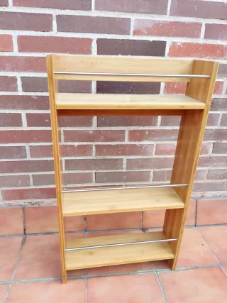 Estantería de madera con barras metálicas