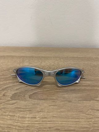 Gafas de sol polarizadas azules y plateadas.