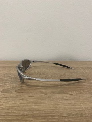 Gafas de sol polarizadas azules y plateadas.