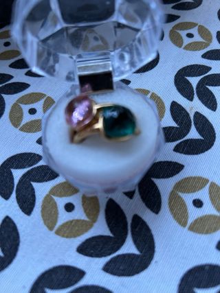 Anillo Acero Dorado con Piedras Rosa y Verde