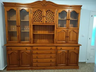 Mueble de salón de madera y cristal