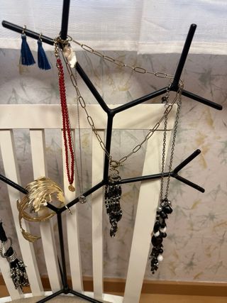 Bisutería variada colgantes y collares