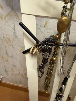 Bisutería variada colgantes y collares