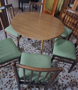 Mesa redonda y 4 sillas madera y tela