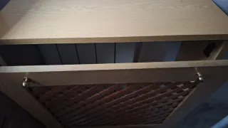 Cubre radiador de madera marrón