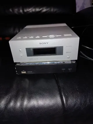 Mini cadena Sony con mando y altavoces