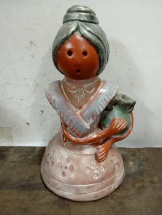 LIQUIDACIÓN 2026 Figura cerámica dama con cántaro